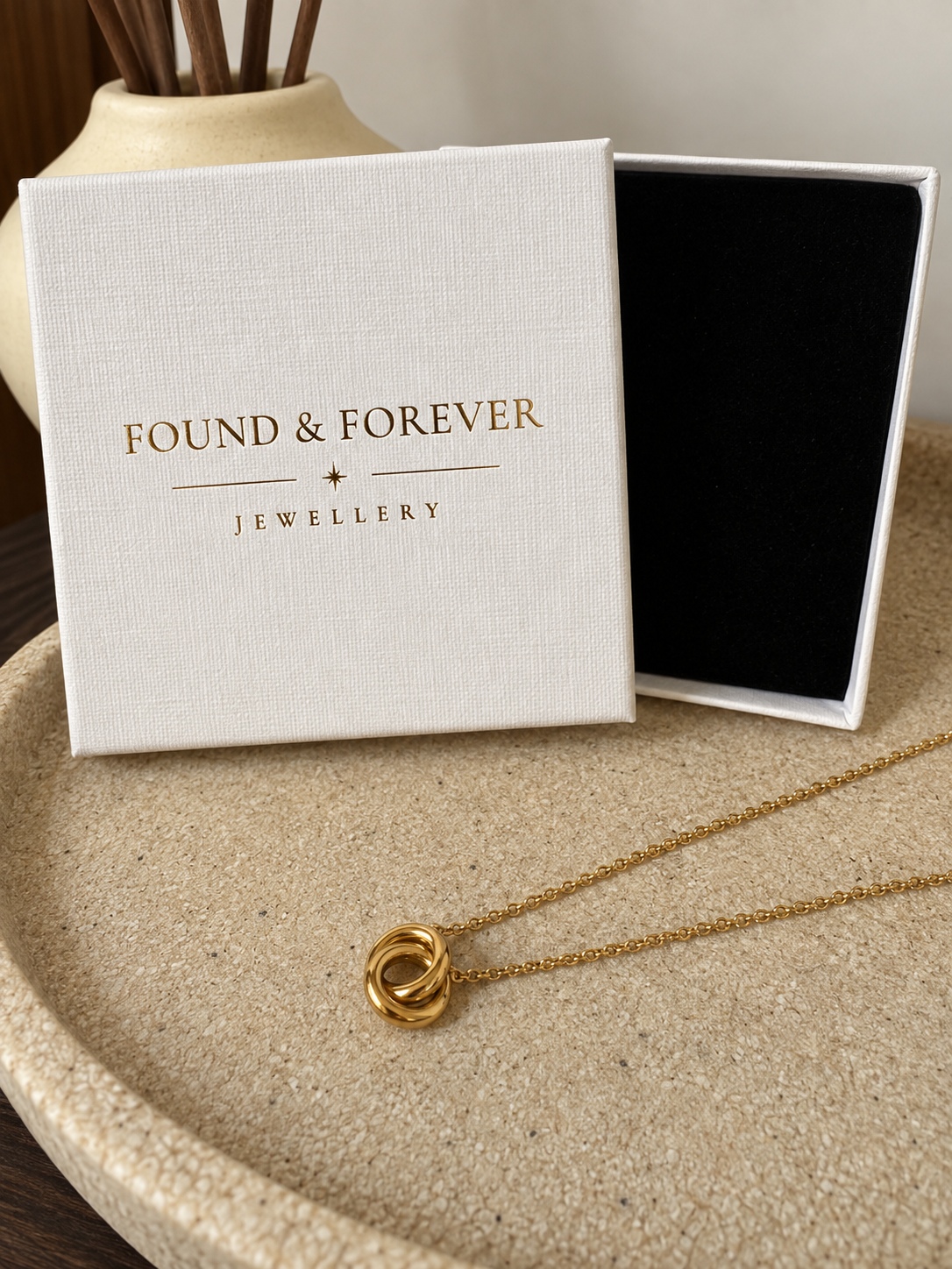 Interlocking Circle Pendant Necklace