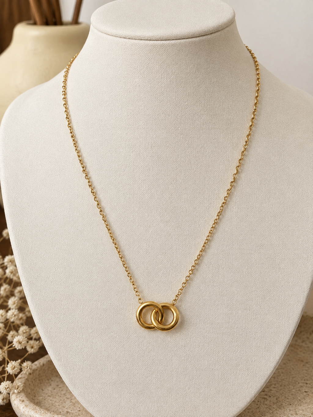 Interlocking Circle Pendant Necklace